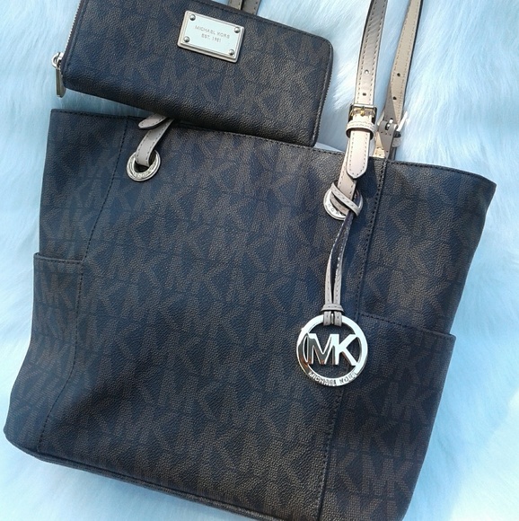 Michael Kors Handbags - Michael Kors jet set with wallet
